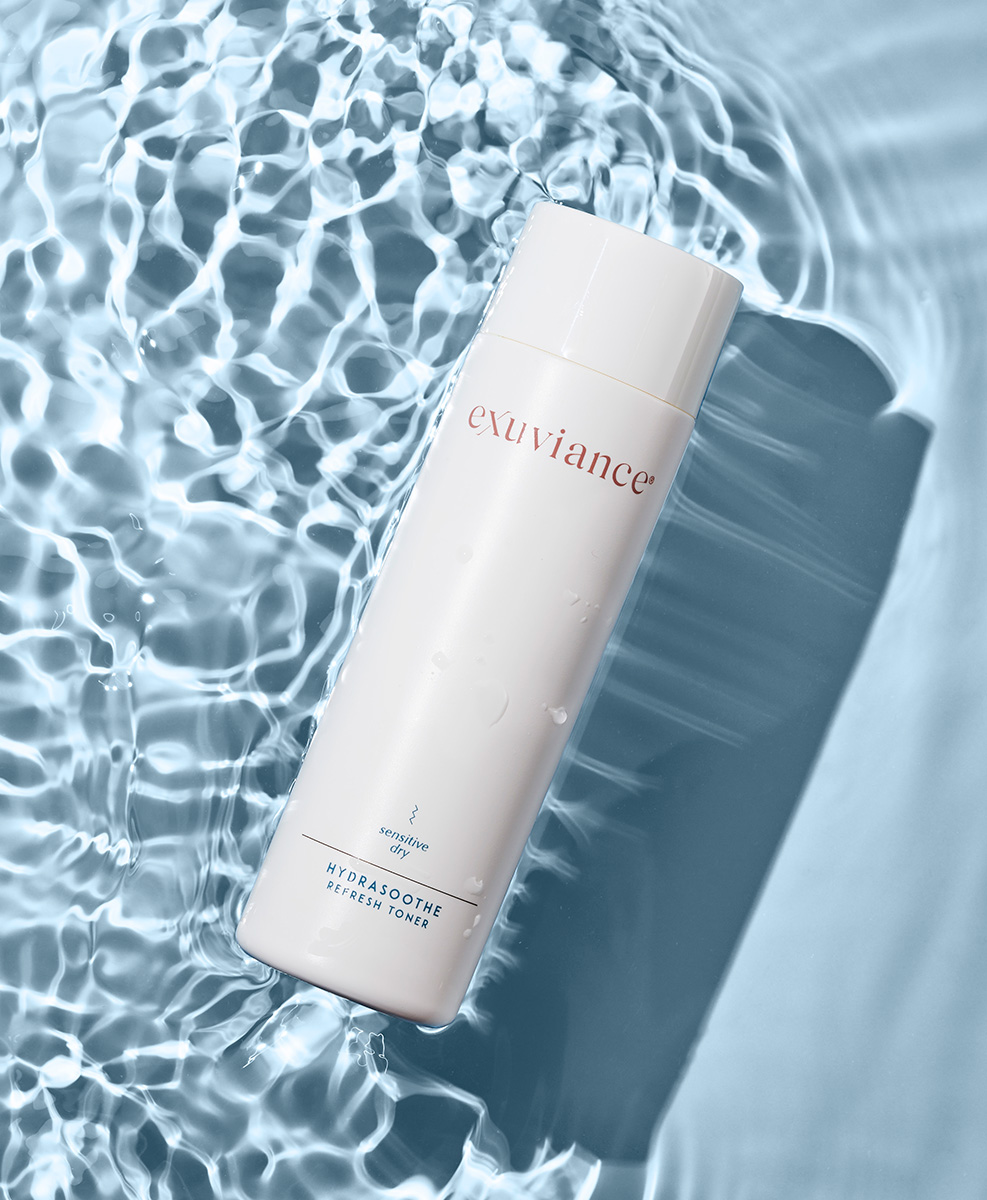 Foto av produkten Hydrasoothe Refresh Toner i vatten med ljusblå bakgrund.