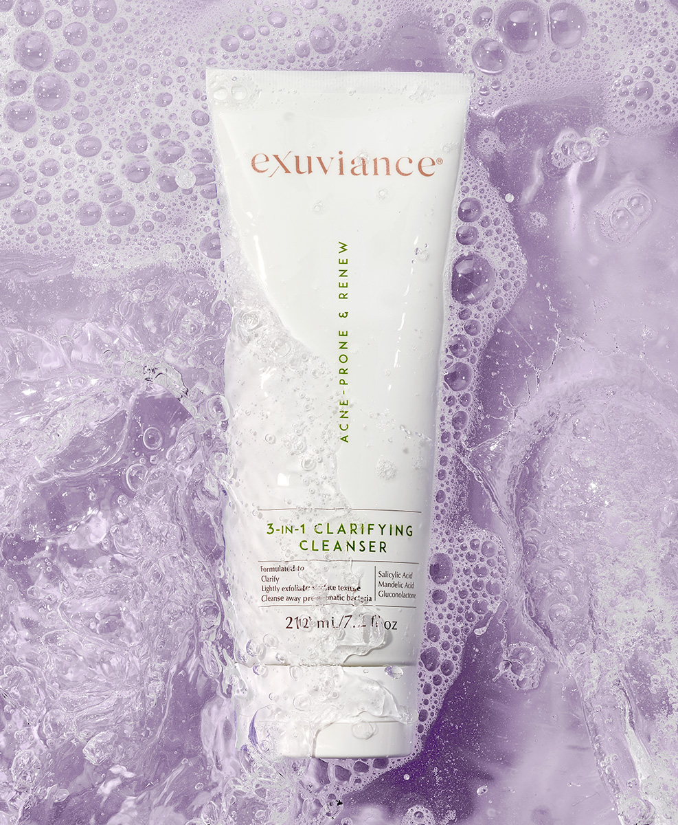 Bild av produkten 3-in-1-Clarifying Cleanser i skummande vatten med lila bakgrund.