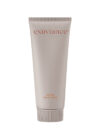 Exuviance produkten detox mud mask mot en vit bakrund.