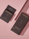 Exuviance produkten pure retinol correcting peel mot en rosa bakrund.