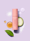 Exuviance produkten total 360 eye contour mot lila bakrund med ingredienser runt omkring.