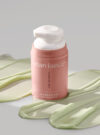 Produkten hydrafirm moisturizer framför en vit och grön bakrund.