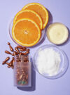 Exuviance produkten vitamin C serum capsules presenteras med ingridienser runt omkring mot en lila bakrund.