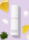 Exuviance produkten bright eyes dark circle corrector mot lila bakrund med ingrediensen runt omkring.