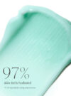 Turkos kräm utsmetad mot vit bakrund, med texten "97% skin feels hydrated"