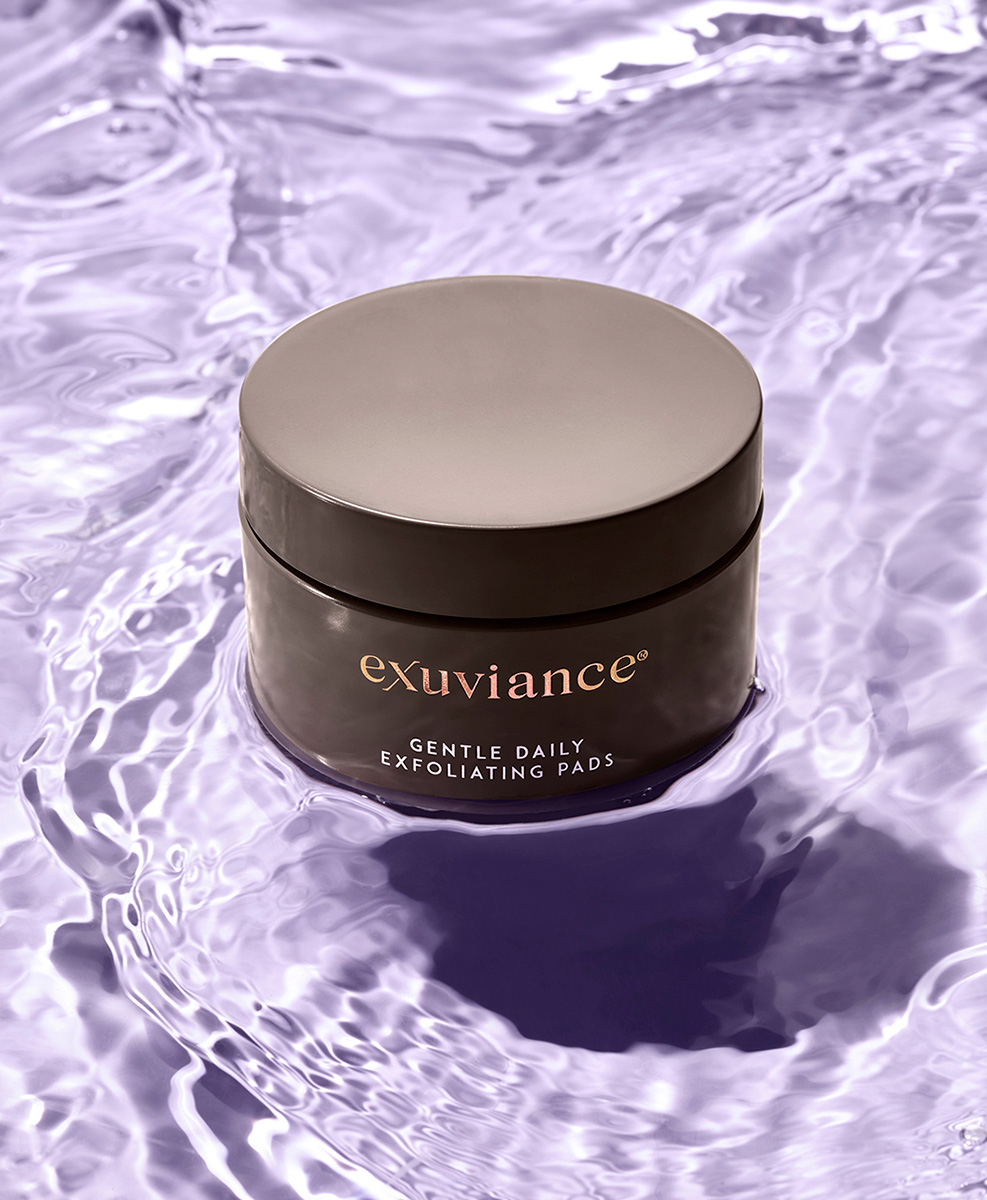 Produkten Gentle Daily Exfoliating Pads i vatten med lila färg.