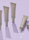 Exuviance produkten clarifying & renewing serum står på rad och den sista ligger ner.