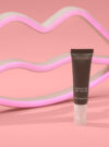 Produkten targeted lip filler mot en rosa bakrund
