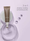 Produkten targeted lip filler mot en lila bakrund med ingredienser runt omkring.