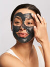 Exuviance produkten detox mud mask appliceras av en kvinna som ler.