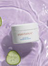 Exuviance produkten skinrise morning glow mot en lila bakrund.