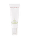 Exuviance produkten daily corrector SPF 35 mot en vit bakrund.