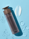 Exuviance produkten Lift volumizing concentrate mot en blå bakrund med ingredienser runt omkring.