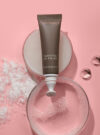 Produkten targeted lip filler mot en lila bakrund med ingredienser runt omkring.
