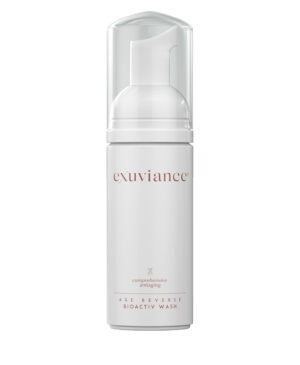 Exuviance produkten bioactive wash mot en vit bakrund.
