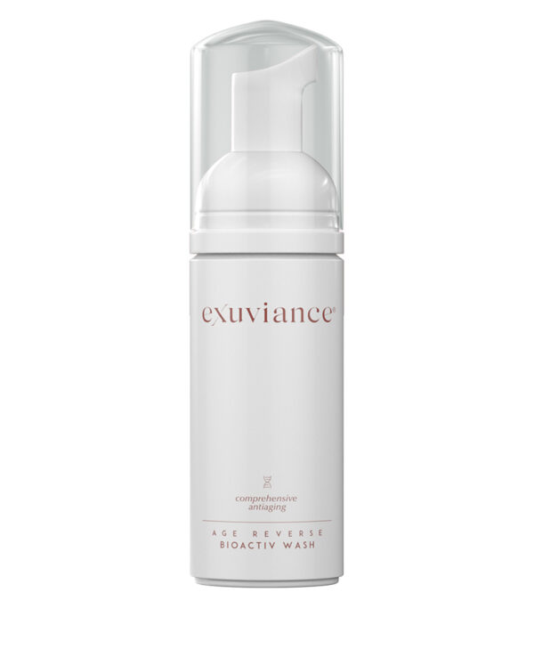 Exuviance produkten bioactive wash mot en vit bakrund.