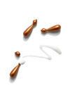 kapslar från produkten vitamin C serum capsules presenteras mot en vit bakrund.
