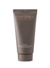 Exuviance produkten triple microdermabrasion face polish mot vit bakrund.