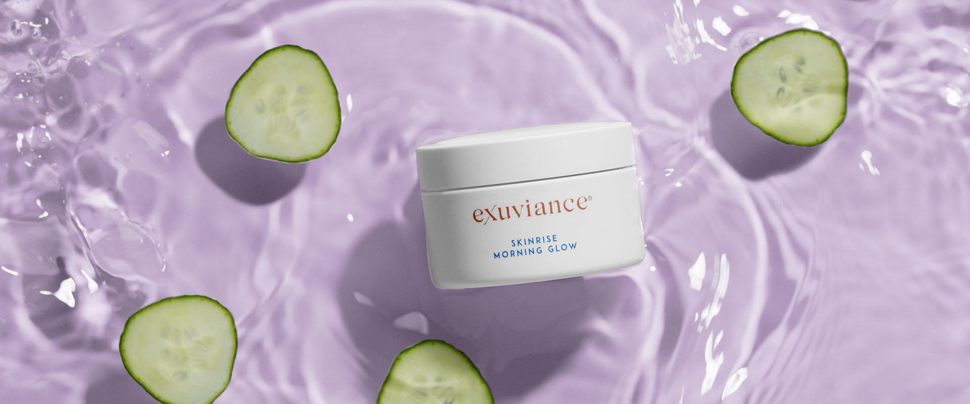 Produkten SkinRise Morning Glow mot lila bakgrund med vatten och gurkskivor.